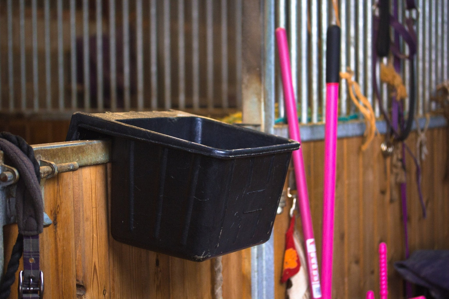 Tubtrug Tyre Rubber Hanging Portable Manager Wall - Woonona Petfood & Produce