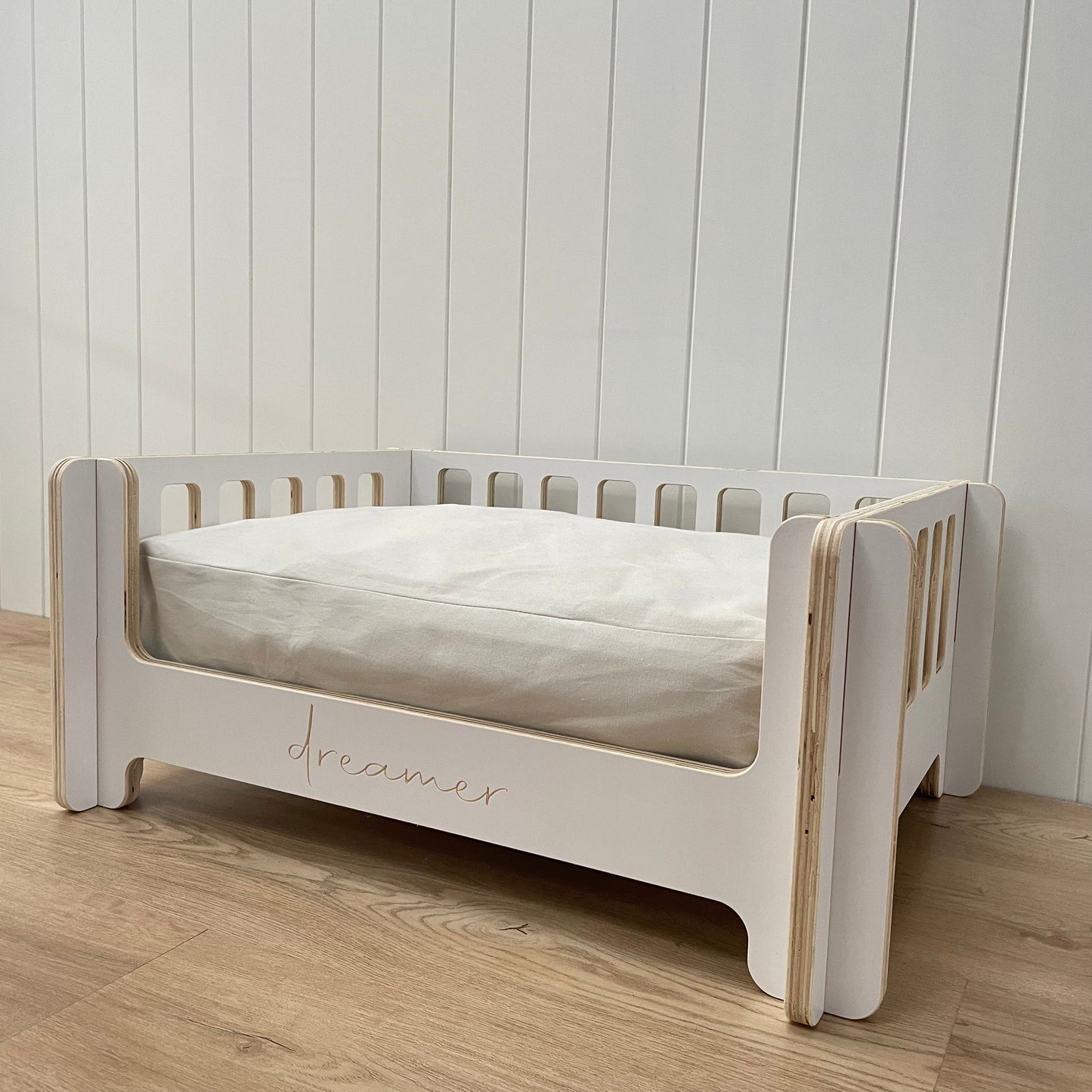 Breeze Design Dog Bed Med White